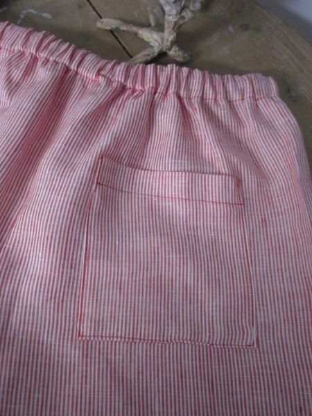 Short de bain HOMME en lin rayé rouge et blanc - ceinture élastique - cordon de serrage à la taille - 1 poche plaquée sur la fesse droite (7)