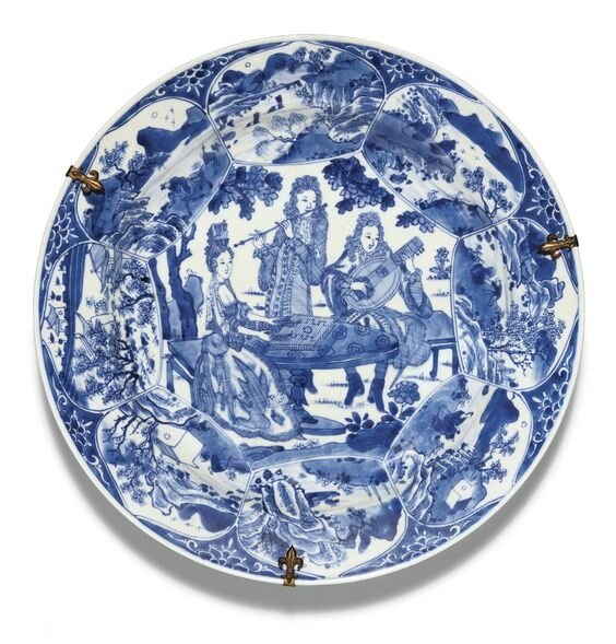 An blue and white 'Musicians' dish, Qing dynasty, Kangxi period (1662-1722)