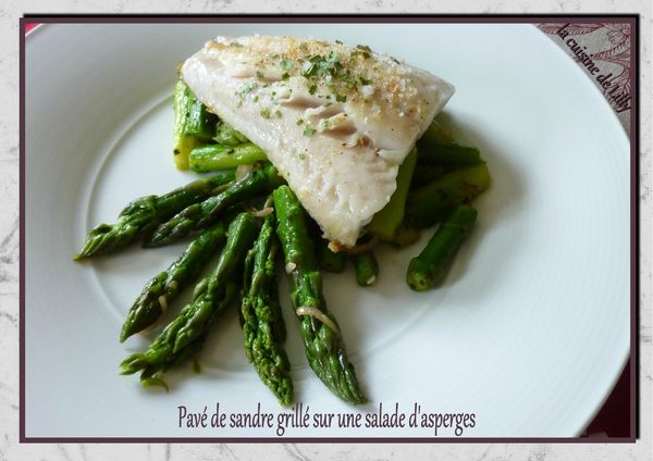 pavé de sandre grillé sur une salade d'asperges