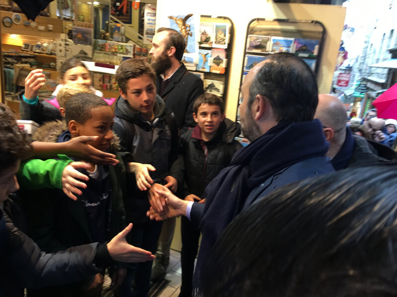 Premier ministre_Edouard Philippe_Mont-Saint-Michel_mars_2019_déplacement_bain de foule_jeunes