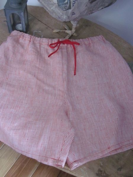 Short de bain HOMME en lin rayé rouge et blanc - ceinture élastique - cordon de serrage à la taille - 1 poche plaquée sur la fesse droite (5)