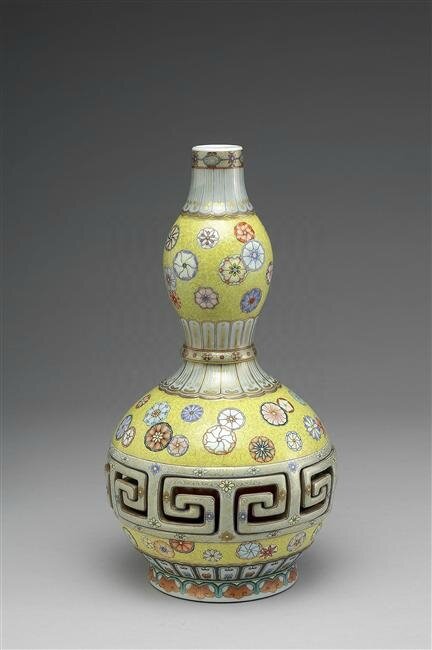 Vase en forme de gourde réversible avec une double rangée de décor ajouré, règne de Qianlong (1736-1795)
