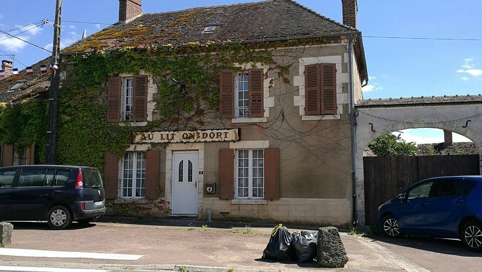 Thou, une maison, un écriteau (89)