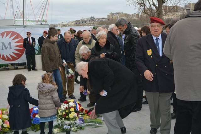 dépot de fleurs par les participants