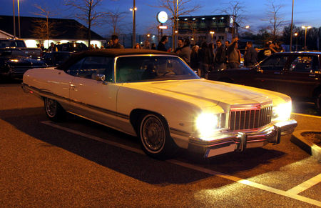 Chevrolet_caprice_classic_convertible_de_1974__Rencard_du_Burger_King_avril_2011__04