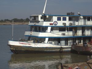 Ferry échoué en attente de l'hivernage MOPTI Mali
