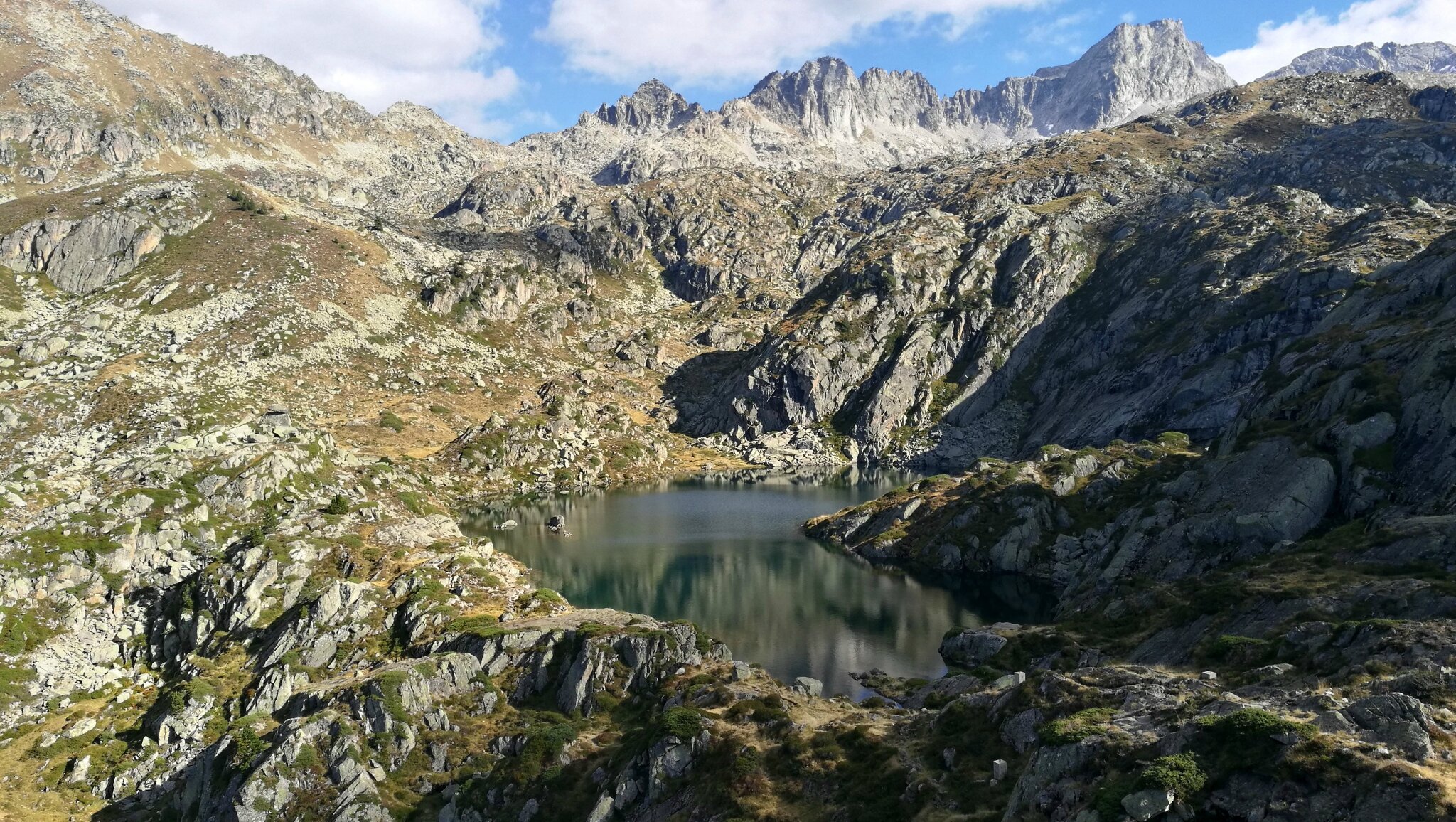 Refuge de la Glère, Lac de Coum Escure, pic de Néouvielle, les 3 conseillers, et crête d'Espade (65)