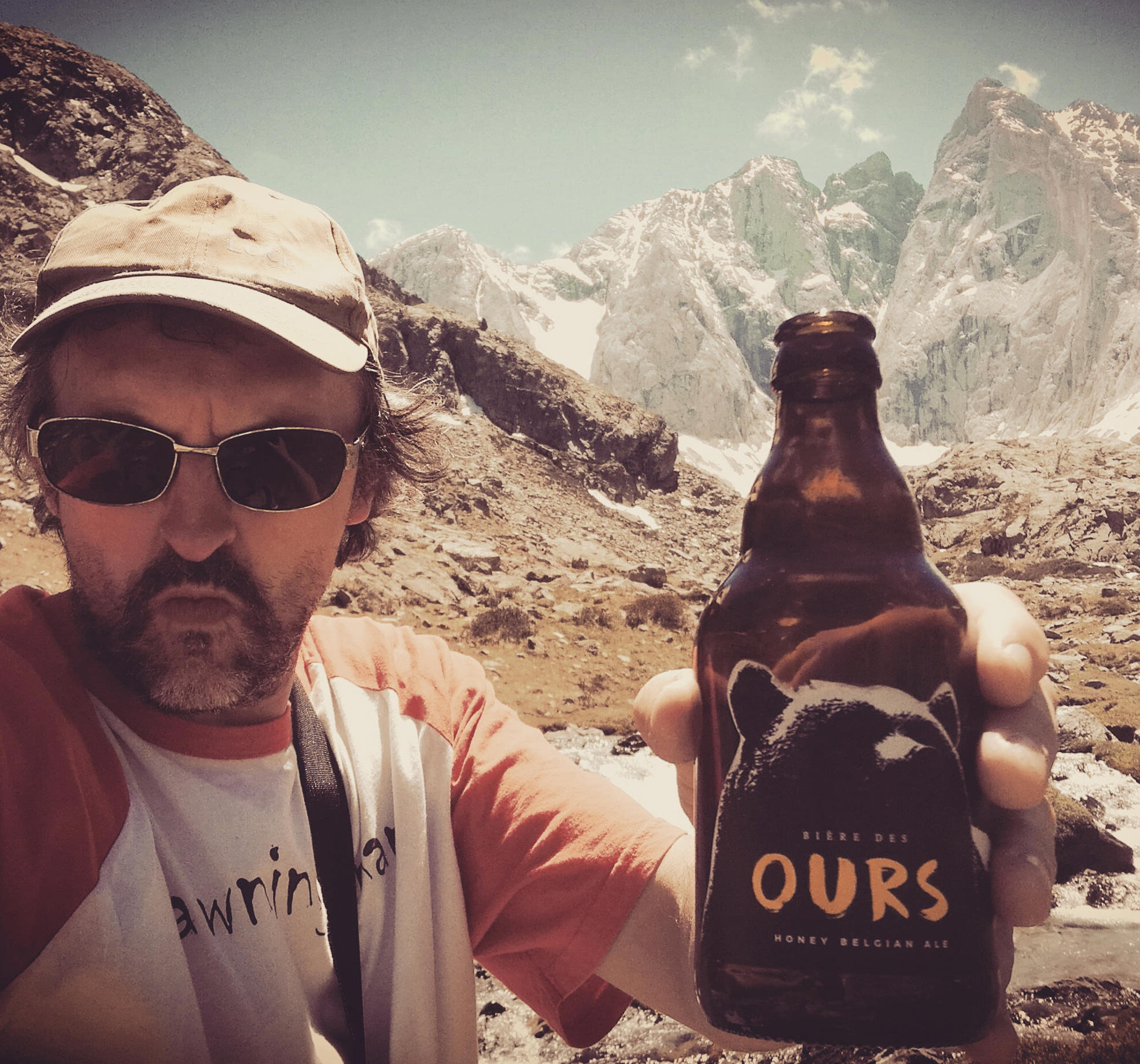 Jénorme se boit une bonne bière devant le Vignemale, insta (65)