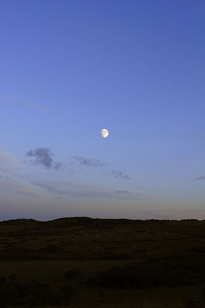 Lune_au_dessus_d_une_colline