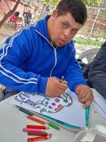 Abdelghani en train de colorier