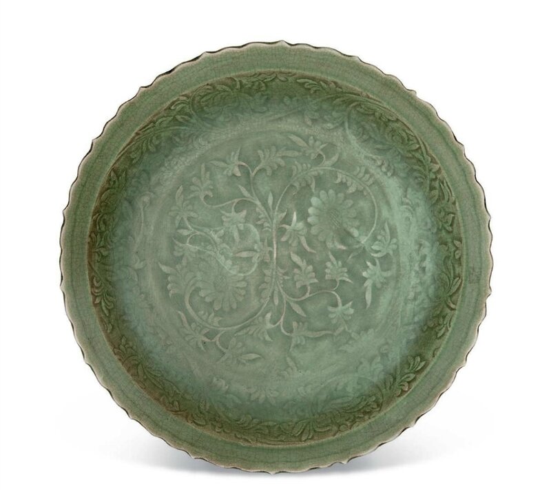 Rare grand plat en porcelaine émaillée céladon, Chine, Dynastie Ming (1368-1644)
