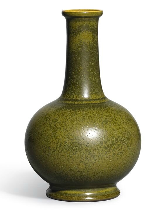 A fine tea-dust bottle vase, seal mark and period of Qianlong (1736-1795)