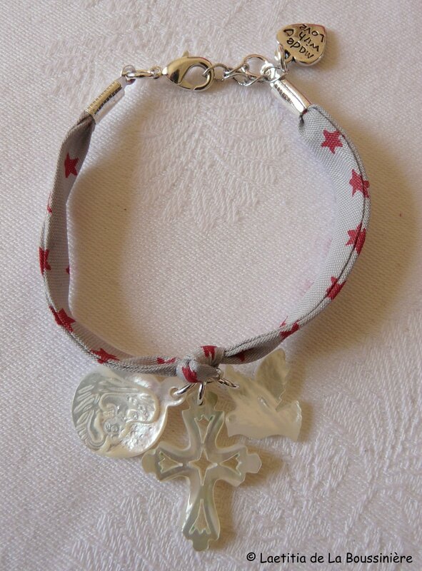 Bracelet de l'Annonciation (sur ruban fin fond gris étoiles rouges)