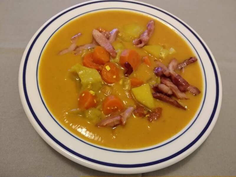 Potage de légumes aux lardons épicés