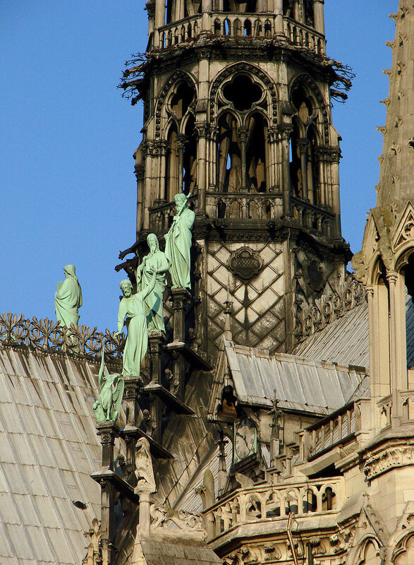 800px-Base_de_la_flèche_Notre-Dame_de_Paris_170208