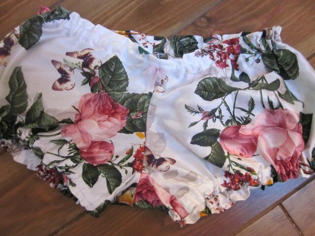 Culotte BIANCA en coton blanc imprimé rose et papillons - noeud de mousseline rose (1)