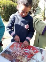 Hajar découpe les morceaux de viande de poulet