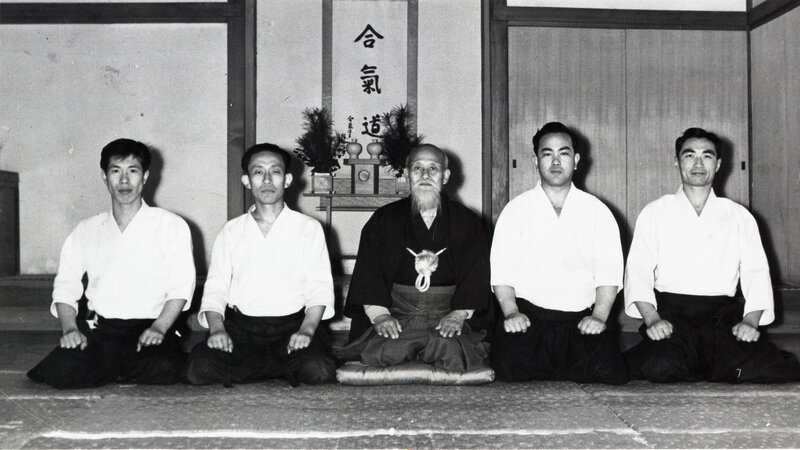 maître Noro parmi les disciples de maître Ueshiba