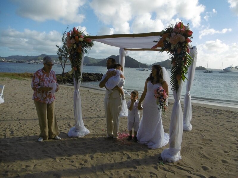 cérémonie du mariage sur la plage avec enfants