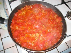 recettes entrees Compotée de poivrons tomates sur tranches de thon fumé et lit de mâche