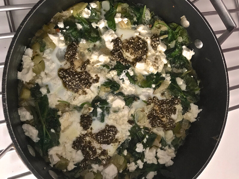 oeufs braisés aux poireaux et au zaatar d'Ottolenghi