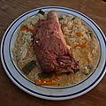 Jarret de porc aux épices avec des légumes et du riz