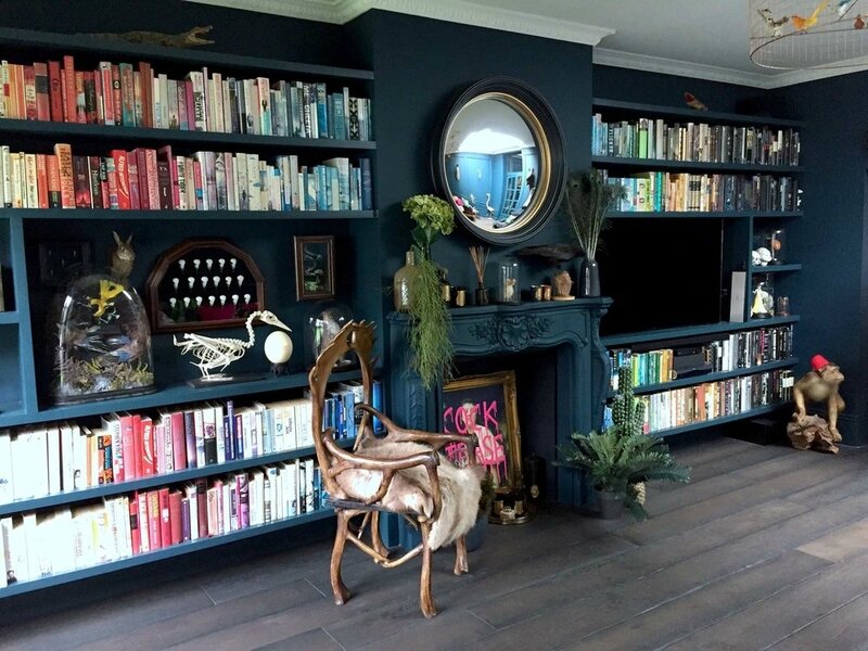 Dark+blue+living+room+with+colour+coded+books