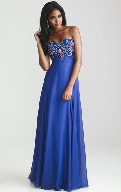 robe de soirée bleu longue bustier coeur embelli de bijoux colorés