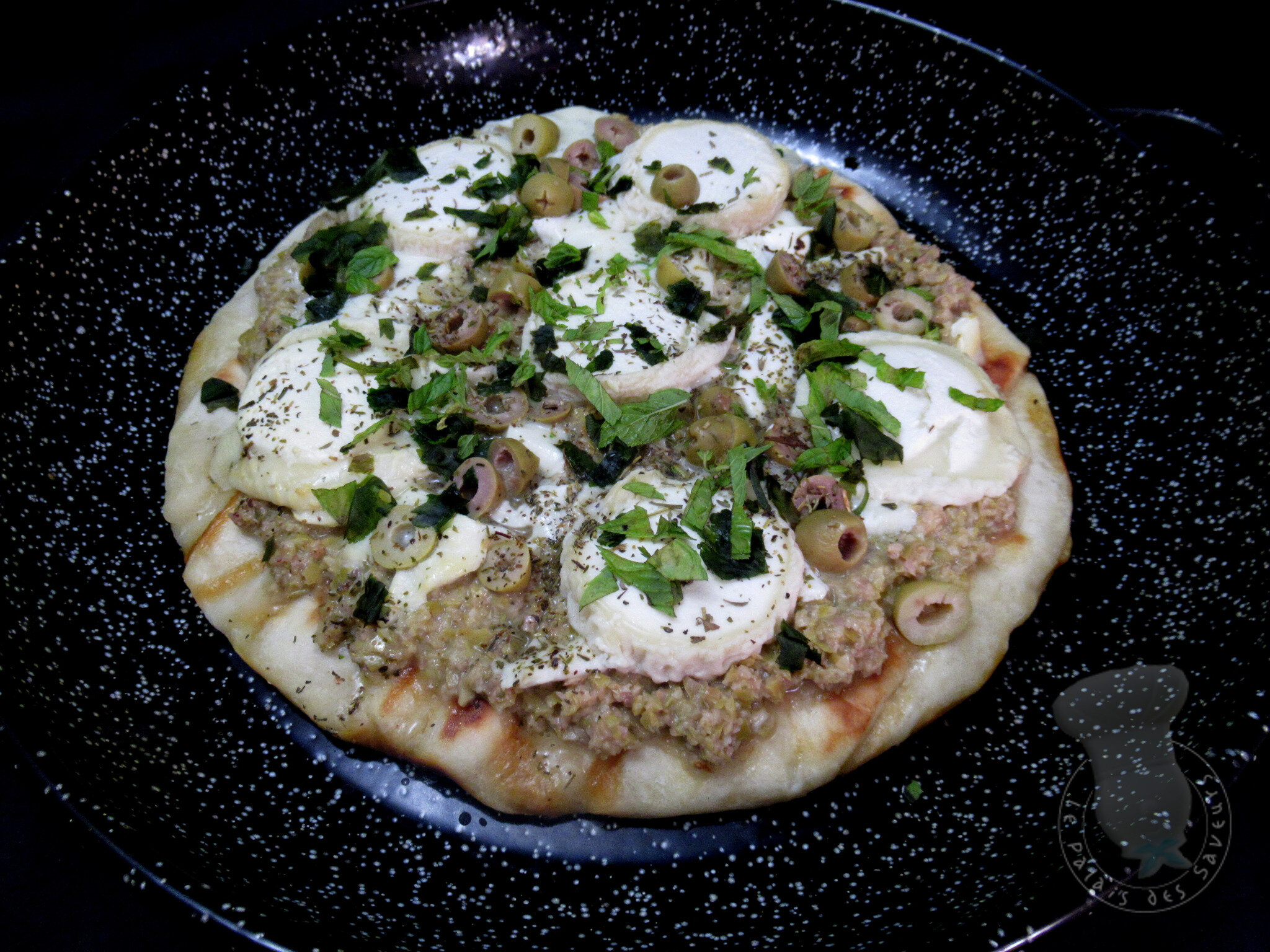 Pizza à la tapenade verte, Chavignol et herbes fraîches