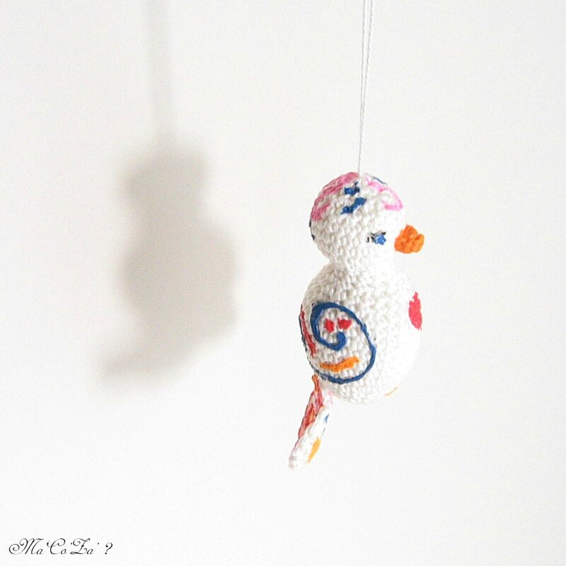 Oiseau blanc au crochet et peinture 6