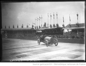 Christiaens_sur_Excelsior__devant_les_tribunes_____photographie_de_presse_____Agence_Rol__