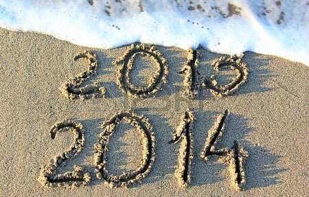 24384685-happy-new-year-2014-remplace-2013-le-concept-sur-la-plage-de-la-mer