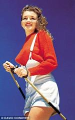 04-Marilyn_posing_with_ski_sticks_in_a_1944_photo_shoot-a-148_1434732319230