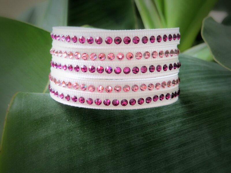 bracelet swarovski strass rose sur blanc