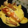 <b>Saumon</b> en sauce safranée aux girolles, pamplemousse et graines d'aneth