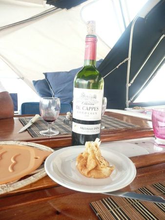 table avec dessert et bouteille vin