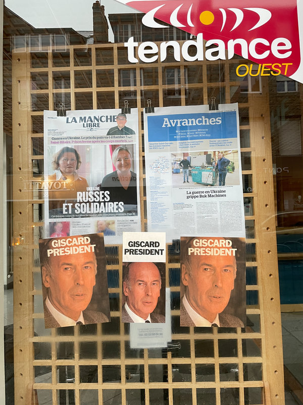 Giscard Président_Giscard_VGE_affiche_Avranches_rue Constitution_La Manche Libre_Tendance Ouest_13 mars_2022