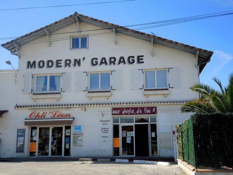 Léon, Modern garage (40)