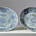 Deux plats à décor d'aster, Chine, <b>dynastie</b> des <b>Qing</b>, période Jiaqing (1796-1820)