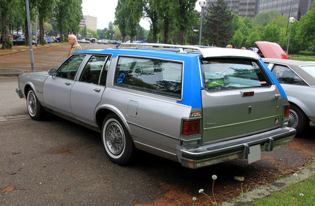 Oldsmobile_custom_cruiser_wagon_de_1986__Retrorencard_mai_2010__02