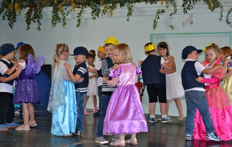 MATERNELLE JEAN JAURES FÊTE FIN ANNEE 2015 danse