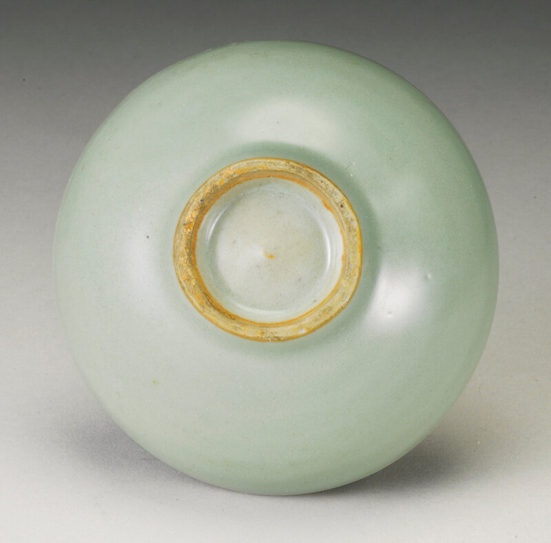 A small 'Longquan' celadon-glazed bowl, Song dynasty (960-1279)3