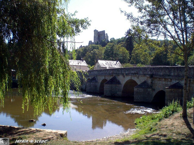 Le pont sur le Loir et le château