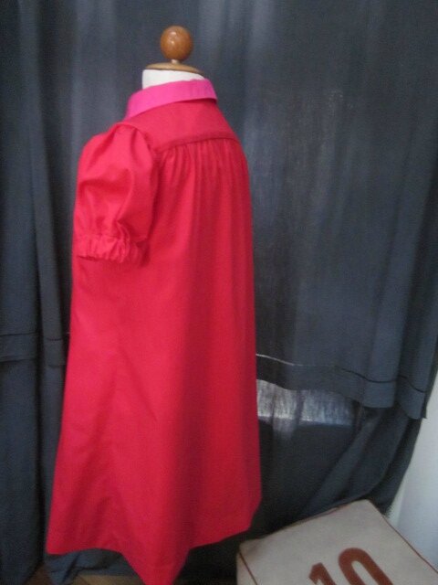 Robe PAULETTE en popeline de coton rouge avec col claudine et boutons recouverts en popeline de coton fushia (14) - Copie