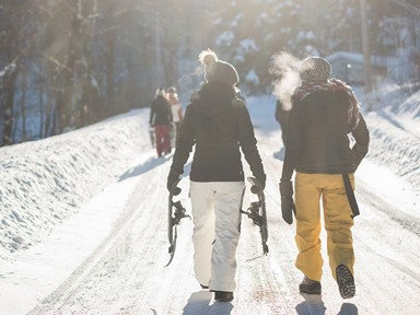 Des gens qui vont skier