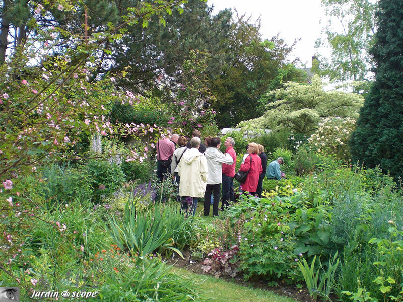 Le groupe de jardinautes découvrant le jardin d'André