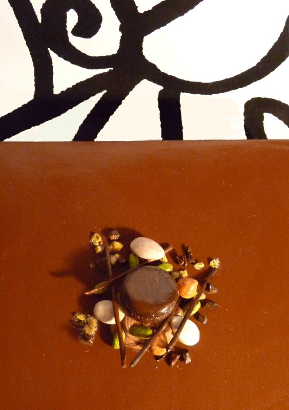 Détail entremet chocolat au lait et pistache
