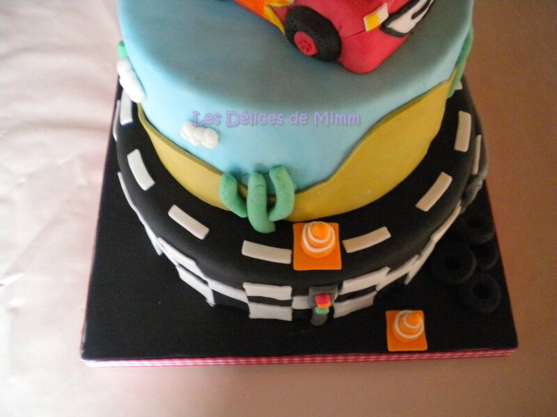 Un gâteau Cars avec voiture Flash Mcqueen 11