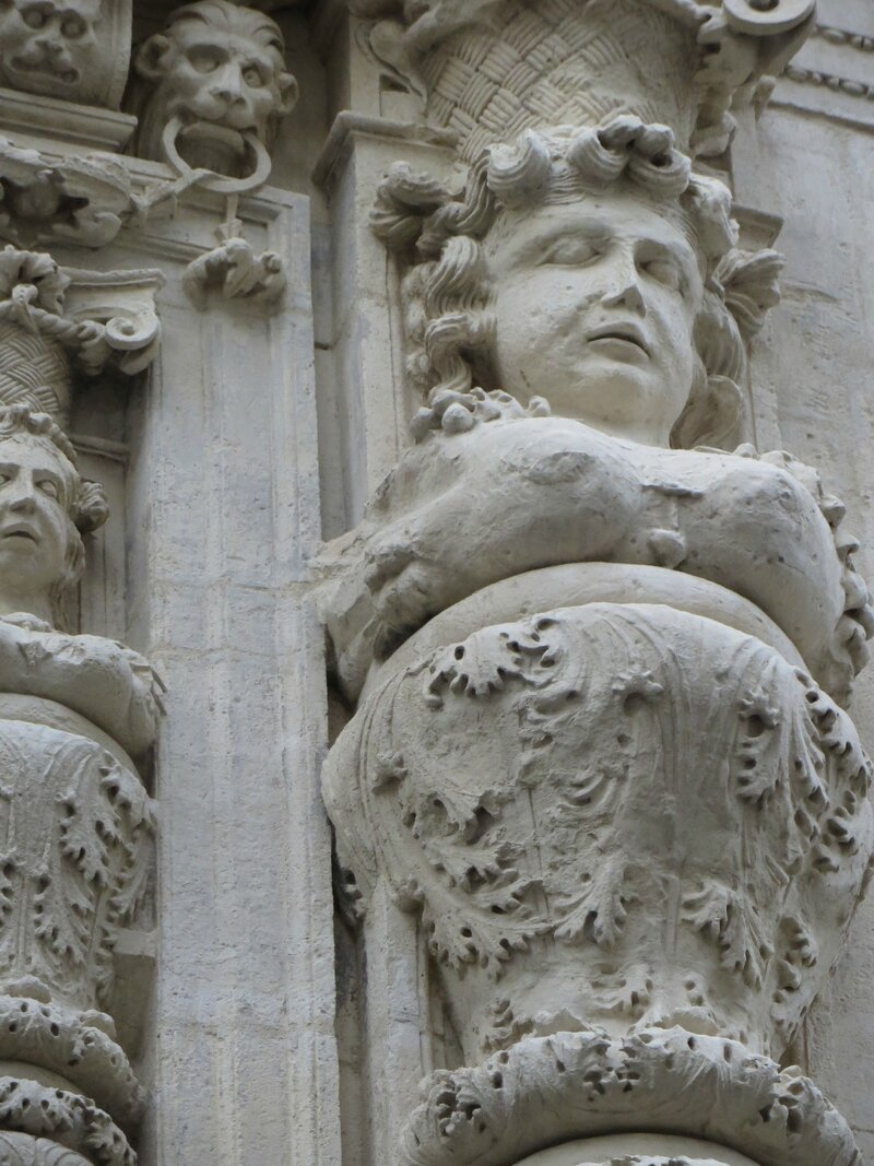 Statue de gauche, Maison des Trois Nourrices à Narbonne