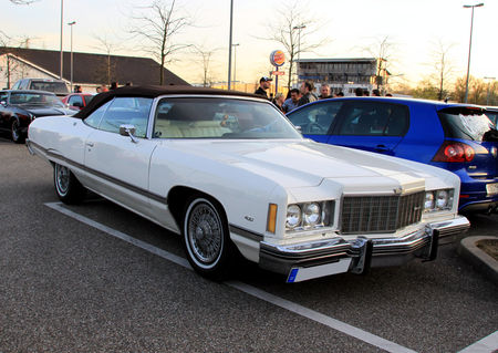 Chevrolet_caprice_classic_convertible_de_1974__Rencard_du_Burger_King_avril_2011__02